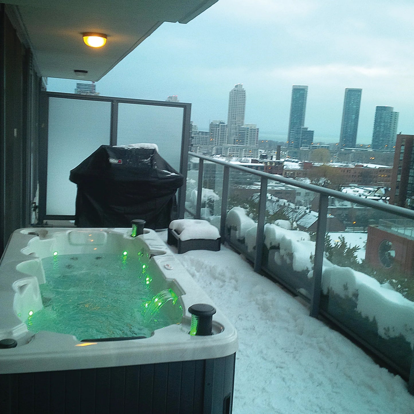 CANADIAN SPA COMPANY Yukon AI Plug & Play Hot Tub | 2-Person 17-Jet