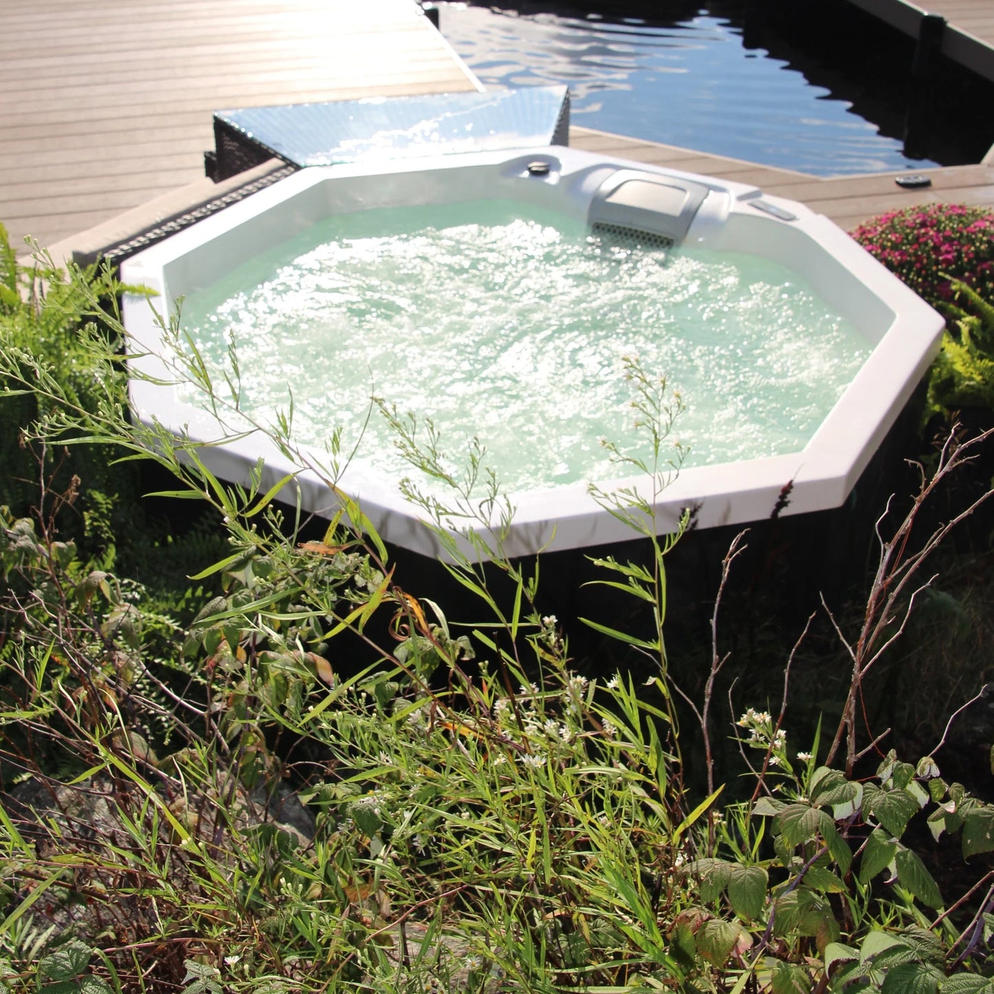 CANADIAN SPA COMPANY Muskoka AI Patio Spa | 5-Person 14-Jet